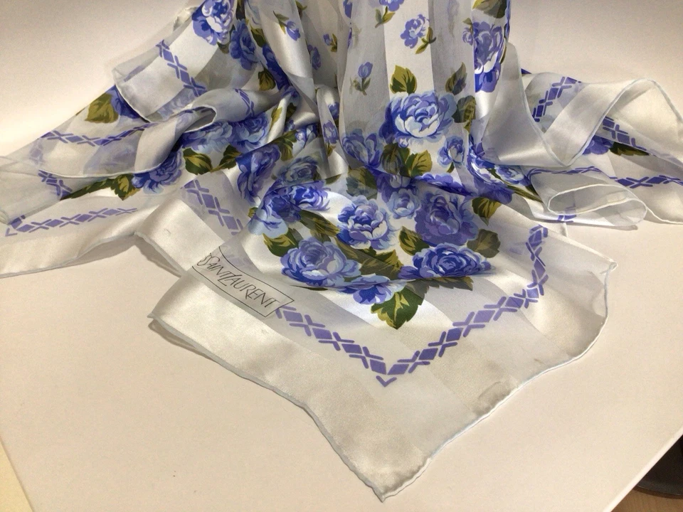 YSL YVES 圣劳伦特女士丝绸围巾/美丽的蓝色花朵 ( 35 英寸 x 35 英寸) — 第 4/4 张图片