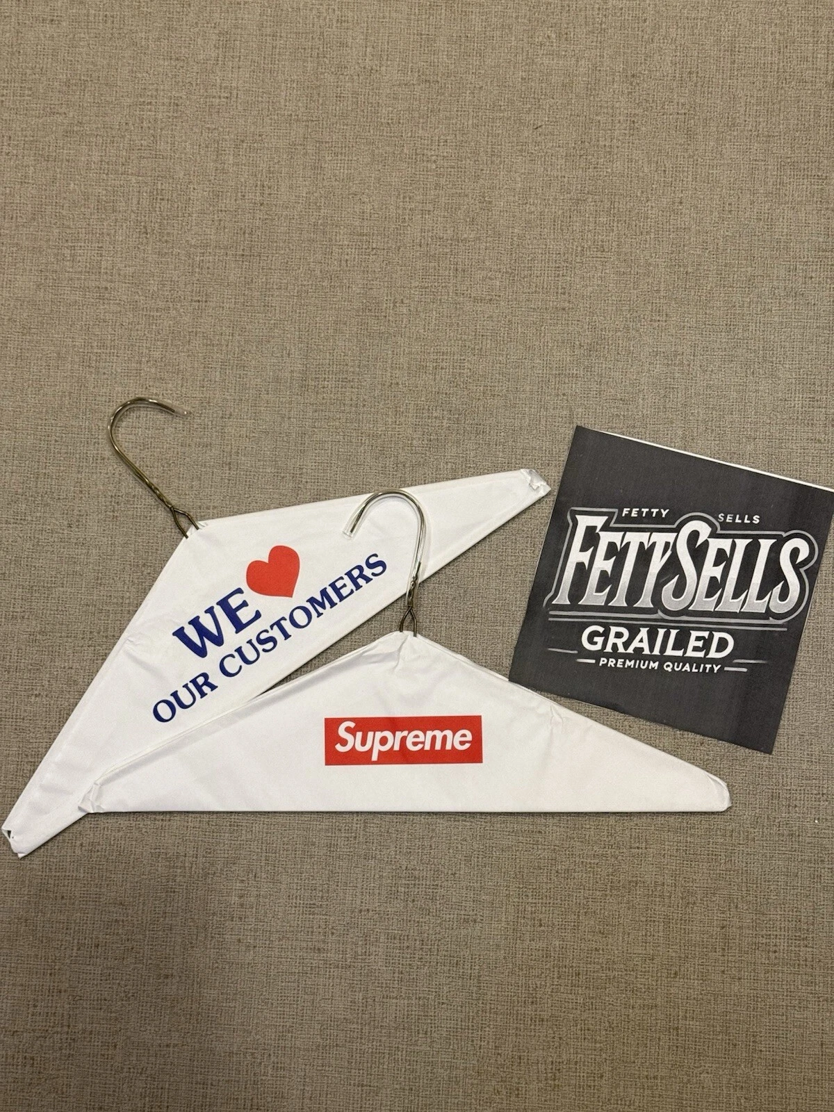 Lot de deux cintres Supreme FW 24