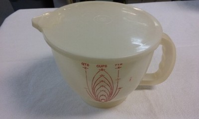 Tupperware Mix-N-Stor 500-7 Plastic 8 Cup 2 Quart Measuring Batter Bowl with Lid