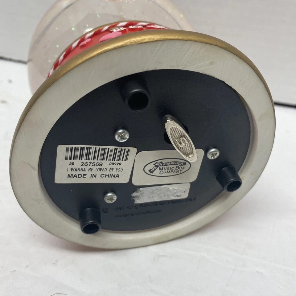 De colección 1997 Betty Boop Musical Snow Globe King Features Music Box Co. Corazones 6"" Foto 3 de 3