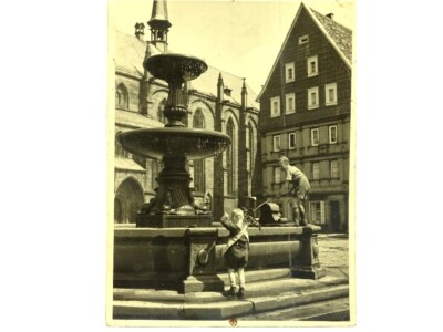 DER MARKTBRUNNEN AUF DEM MARKTPLATZ IN NEUSTADT W. Orig .Fotographie ca.1950