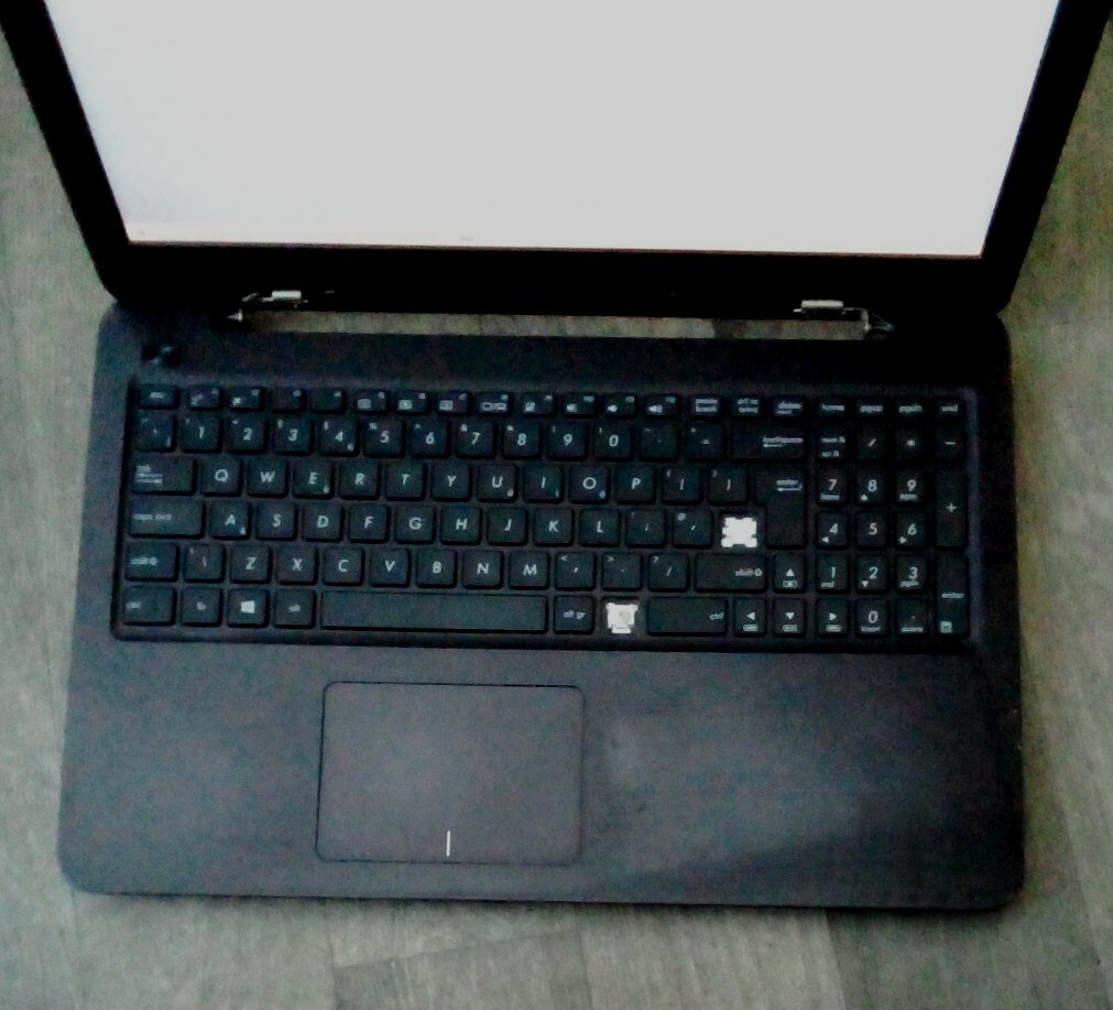 ASUS VivoBook X556U Laptop: 6th Gen. Core i7, 8GB RAM working. needs attention - Picture 4 of 5