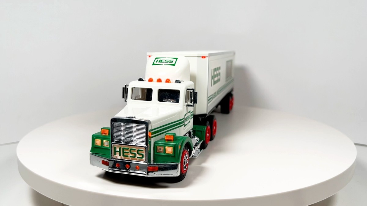 HESS トレーラーとロケット HESS トレーラーとロケット
