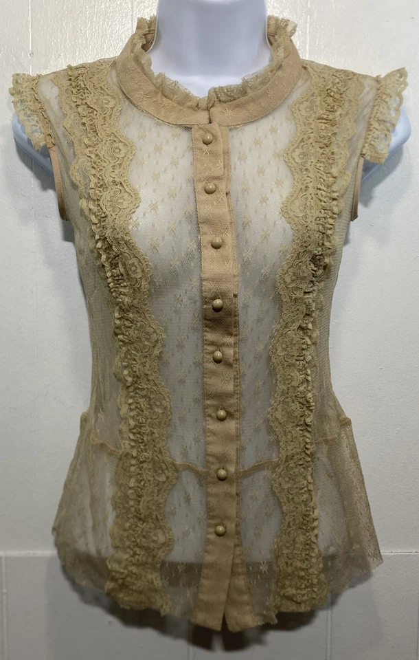 Top Xhilaration Morikei transparente para mujer talla pequeña malla de encaje transparente con botones beige Foto 2 de 4