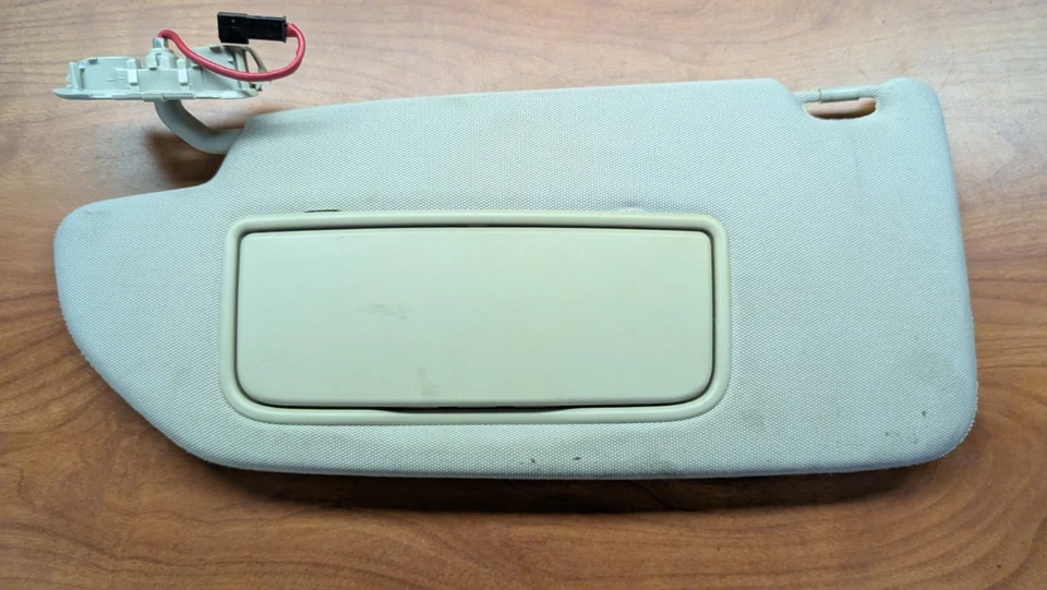 Parasol izquierdo Volvo XC90 2007-2014 con abridor de puerta de garaje Homelink beige Foto 2 de 4