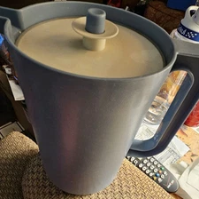 Tupperware Pitcher Container Jug #1676 Country Blue with Push Button Lid EUC 
