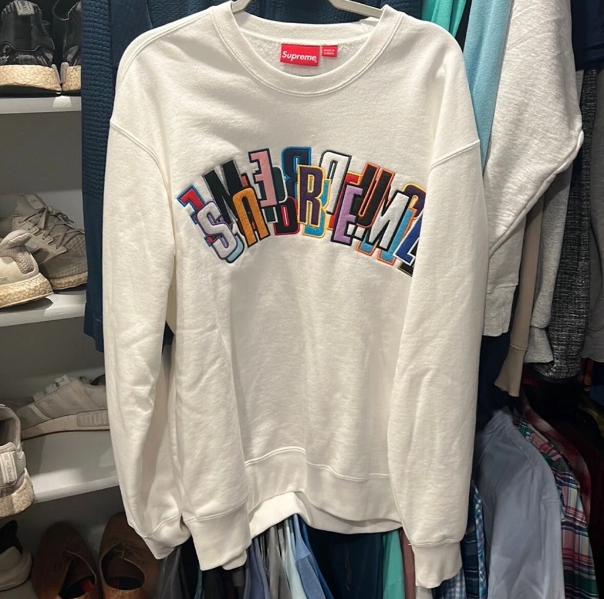 Pull col rond empilé Supreme blanc gros lot de vie à gauche !