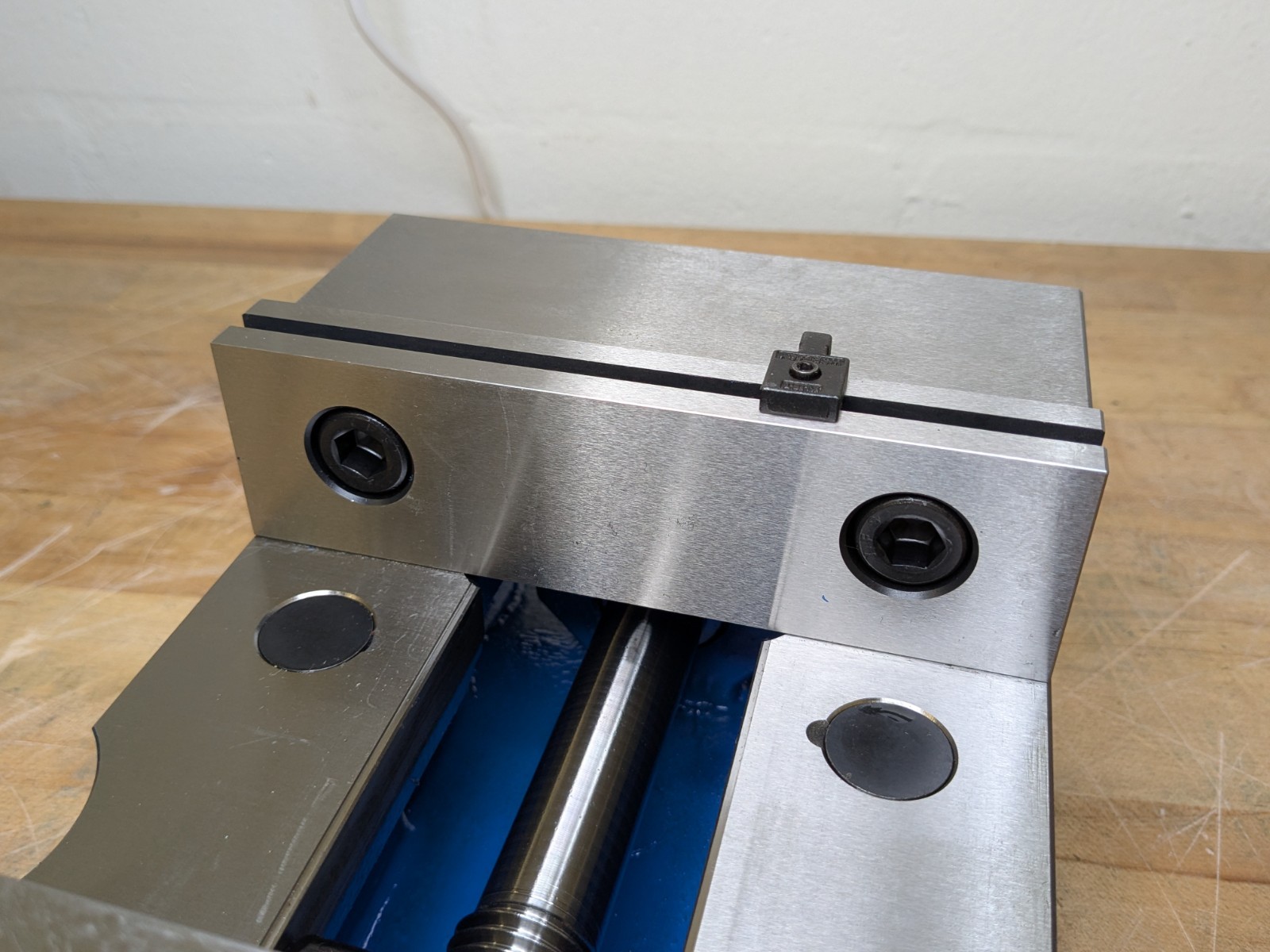 Kurt AngLock Precision Machine Vise 6" Jaw Width 9" Opening Capacity DX6