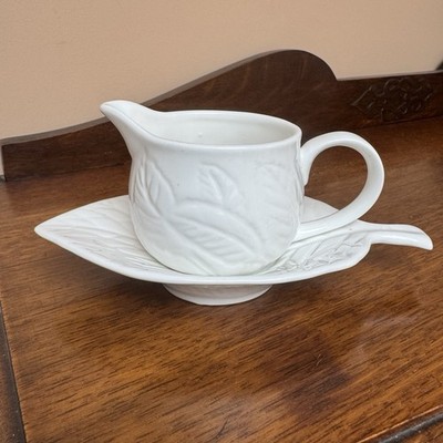 Weiße Keramik CKS Mint Sauciere mit blattförmiger Untertasse Made in England GC