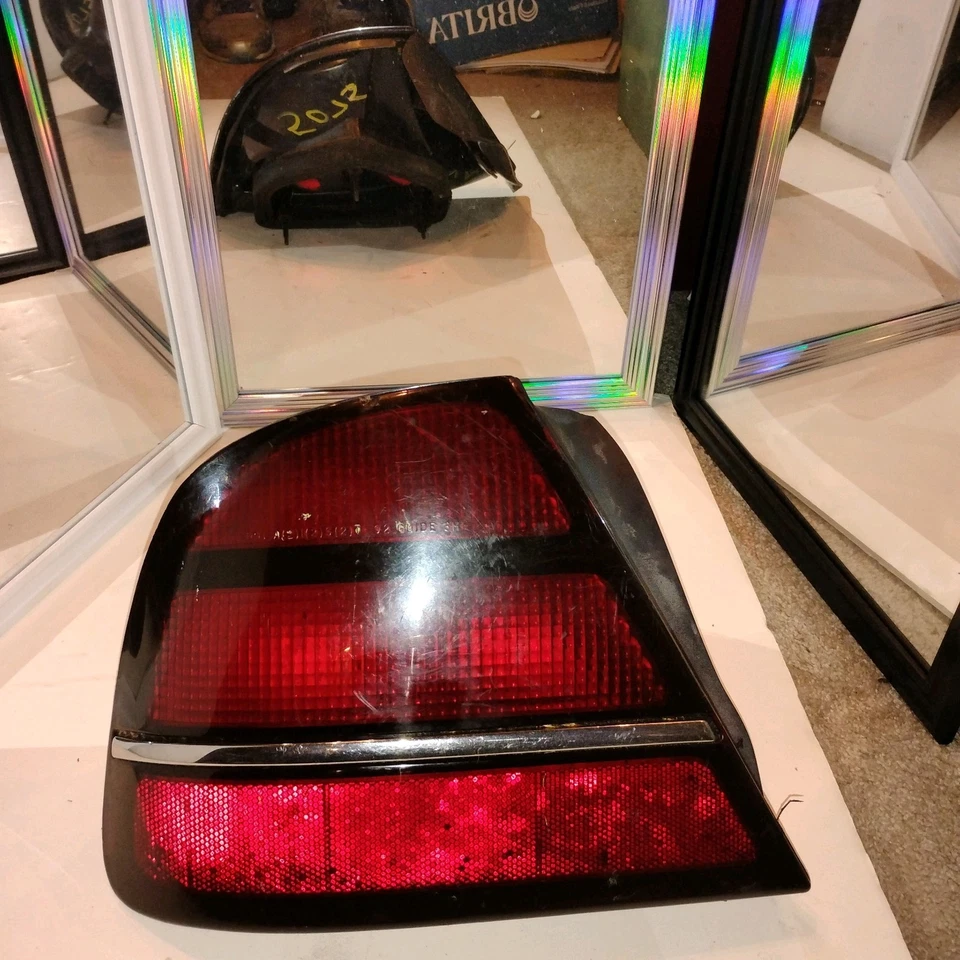 Oldsmobile Ochenta y Ocho 1993 LH (izquierda -- lado del conductor) conjunto de luces traseras Foto 3 de 4