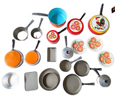 Lot of 23 Vintage Childrens Metal Kitchen Play House Set Pots Pans Plates Baking