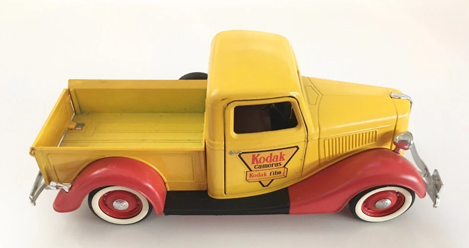 Camioneta Ford Solido Kodak 1936 amarilla modelo diecast de 9" (1:18) falta tapa Foto 3 de 4