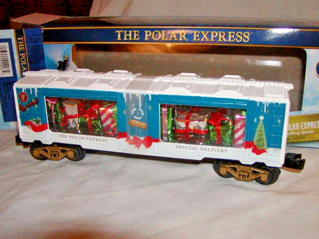 Lionel 2028470 The Polar Express Christmas Present Mint Car O 027 shelf display - Image 2 of 4