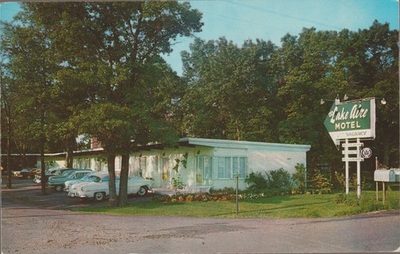 #ad Lake Aire Motel Exterior View Wisconsin WI. Greetings Postcard 9019 $5.27