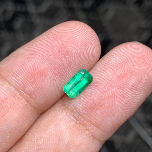 0,70 kt facettierter Swat Smaragd Edelstein - Bild 7 von 7