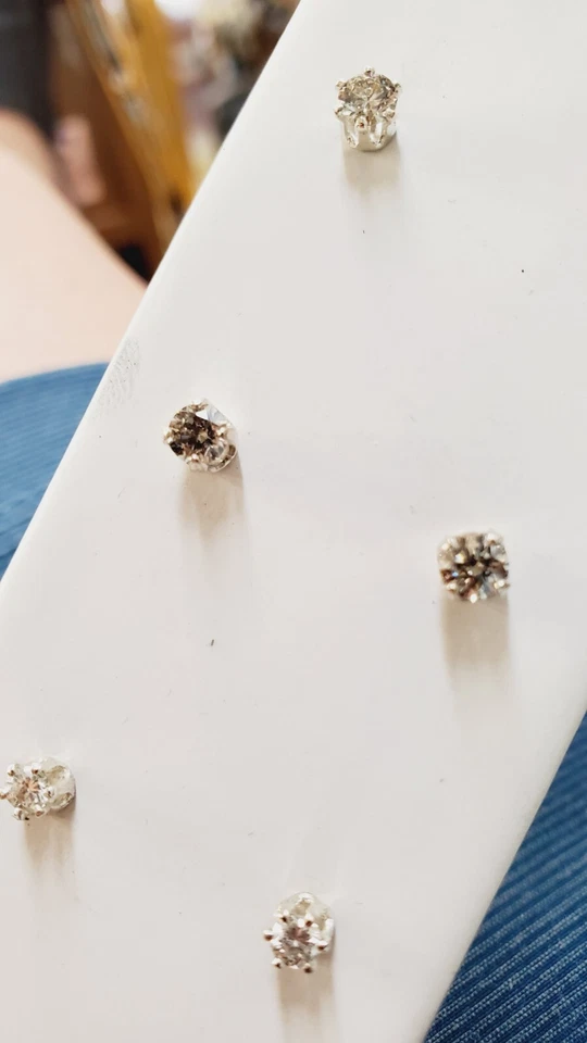 Aretes solitarios redondos de diamantes de 1/4 quilate TW Foto 3 de 3