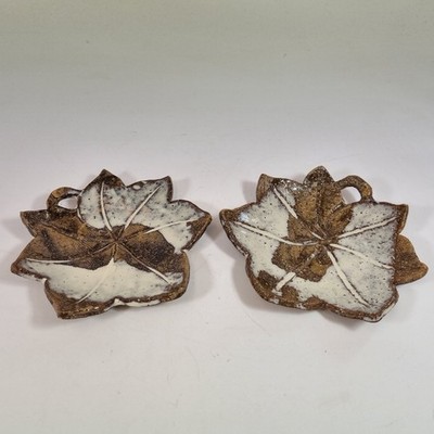 Paar japanische Studiokeramik Schalen in Blattform 17 cm lang signiert.