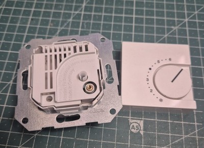 gira raumthermostat 0390 xx In Reinweiß