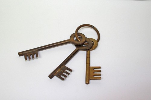 Decorative Large Brass Keys on Keyring - Picture 2 of 3