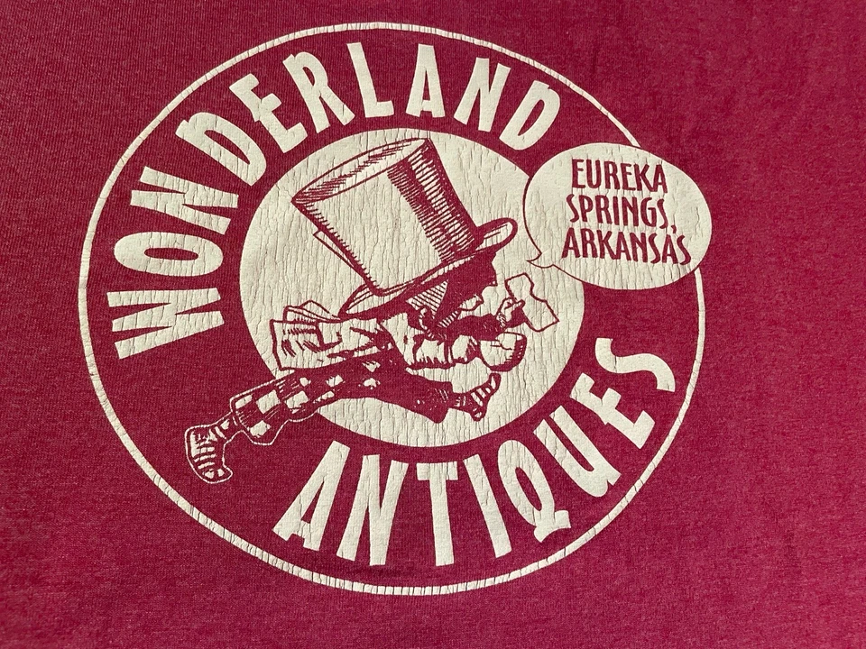 Винтажная большая красная футболка ALICE IN WONDERLAND ANTIQUES Eureka Springs Arkansas - Изображение 2 из 4