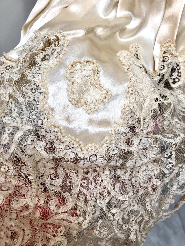 Antiguo VESTIDO DE NOVIA DE ENCAJE CHANTILLY CON CUENTAS DE PERLAS DE SEDA DE LOS AÑOS 20, CORONA DE FLORES DE CERA+ Foto 3 de 4