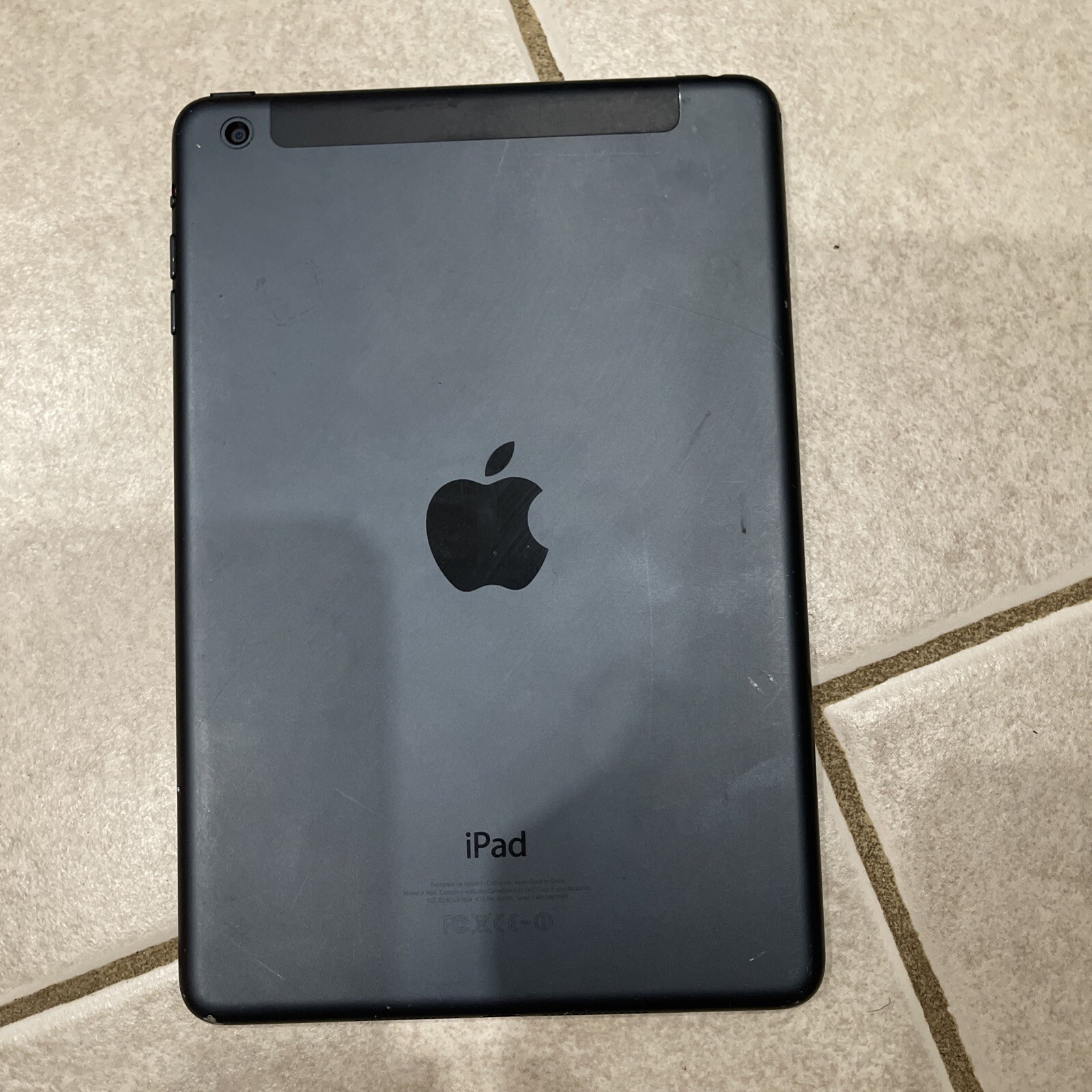 Lot of 4 MIXED Apple iPads MinisA1455/A1454/A1550A1822 For Parts or