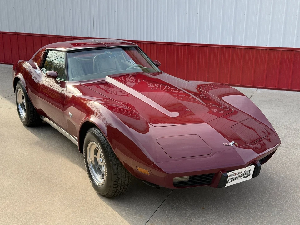 Chevrolet Corvette 1977 cupé 350 V8 techo en T automático Foto 2 de 4