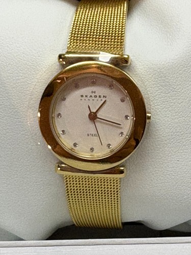 SKAGEN DENMARK GOLD TONE with SWAROVSKI CRYSTALS MESH BAND LADIES WATCH NWB - Picture 2 of 7