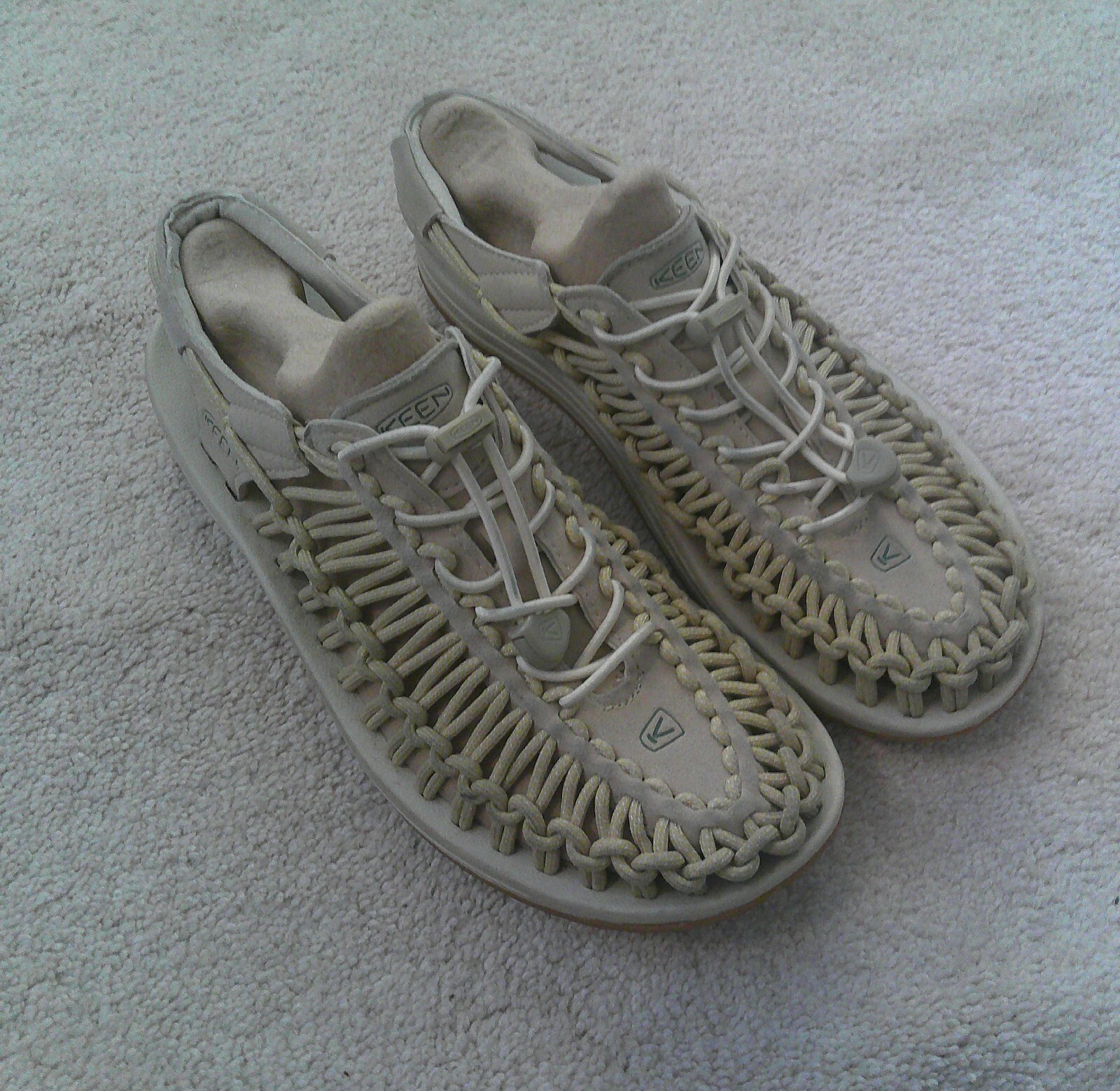 Sandali sneaker sportivi Keen Uneek beige elasticizzati da donna ~ fiori ricamati taglia 10