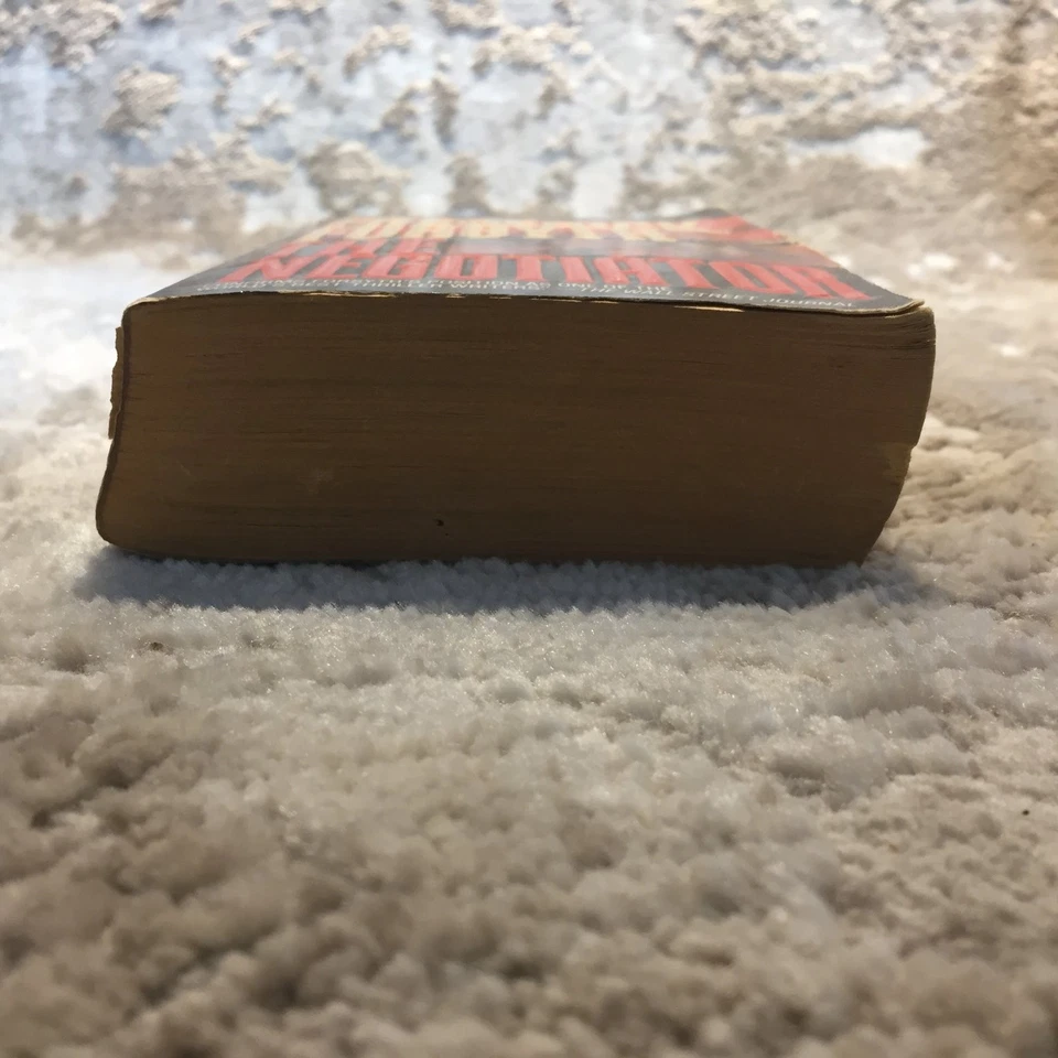 The Negotiator Frederick Forsyth 1990 Paperback Bantam International Espionage Foto 4 de 4