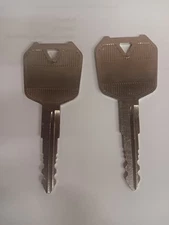 Undercover 016 SET OF 2 KEYS TRUCK TOPPER ROUND STYLE LOCK 2020 AND UP FREE SHIP