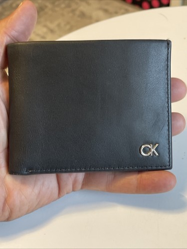 Cartera Calvin Klein Immaculate Gentleman’s de cuero negra plegable. - Imagen 17 de 17