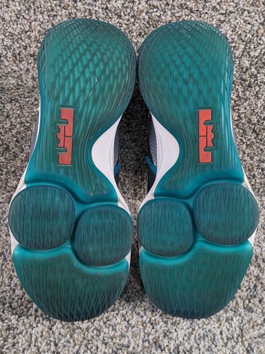 Nike LeBron Witness IV Athletic Basketball Shoes Men's US Size 9.5 Sneakers - Picture 8 of 11