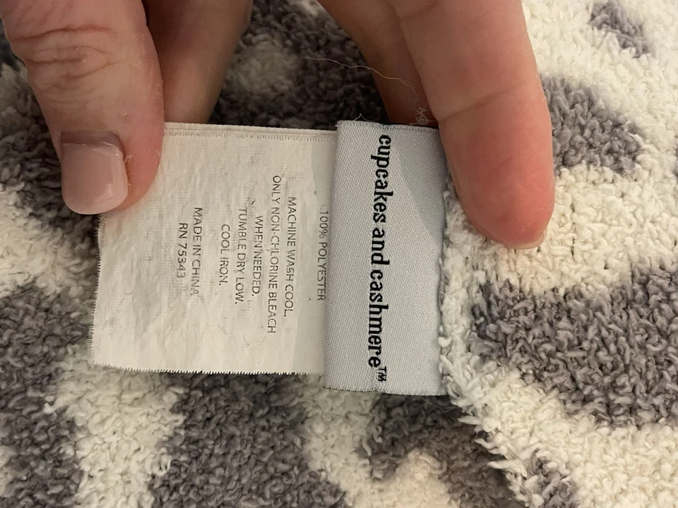 Manta Cupcakes y Cachemira 50" x 70" Blanco Gris Leopardo Talla Grande Usada en Excelente Condición Foto 4 de 4