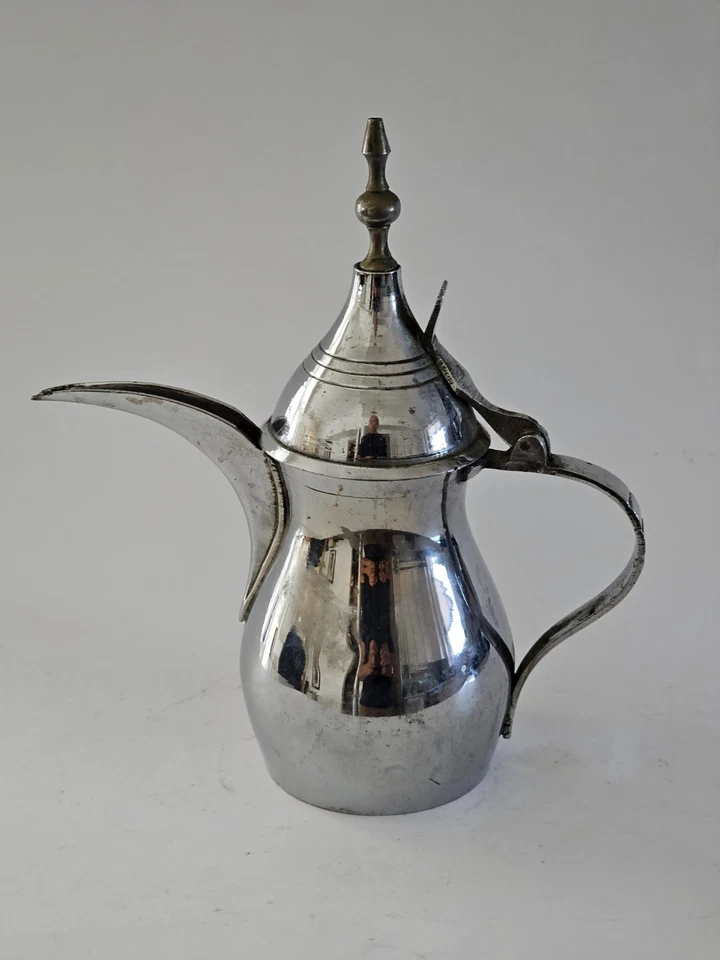 Cafetera Dallah árabe islámica árabe de latón de Oriente Medio plato de plata Foto 4 de 4
