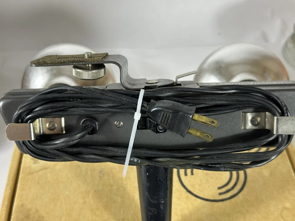 Vintage Smith Victor  L20 - 2 Socket Light Bar - Bulbs are included. - Image 2 of 4