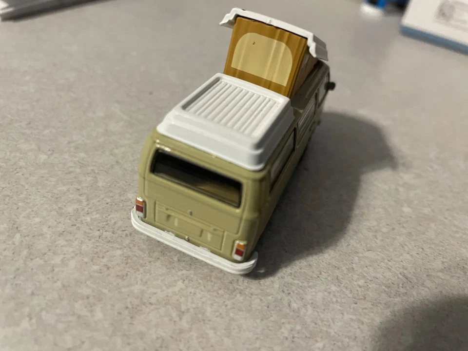 1:64 Club V-Dub Series 2 1970 VW Type 2 Campmobile Beige Greenlight - Image 3 of 4