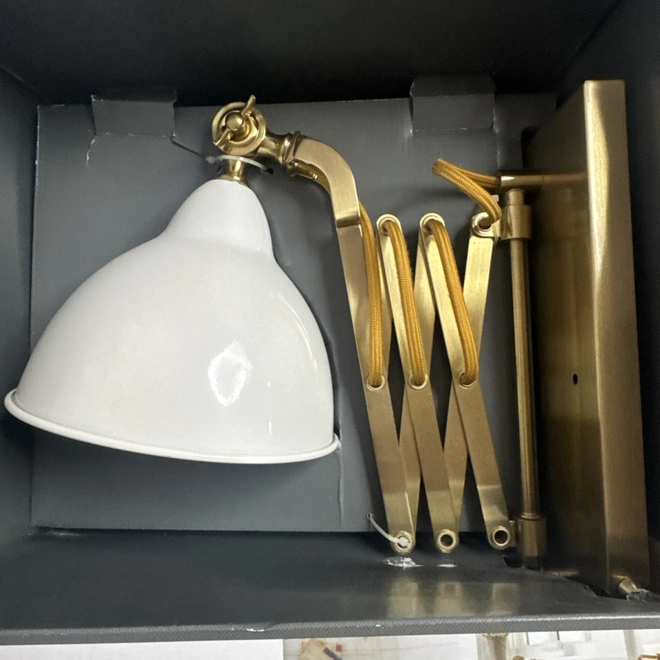 LÁMPARA APLIQUE MONTADO EN PARED ACORDEÓN AJUSTABLE ACABADO LATÓN 12 3/4" ALTO NUEVO EN CAJA Foto 2 de 4