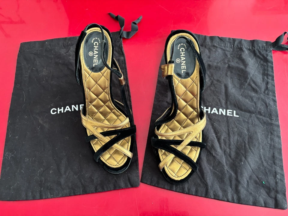 CHANEL Escarpins en velours noir et cuir doré Pointure 40 - Photo 2/4