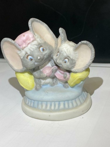 Vintage Fine Porcelain Figurine Hallmark Cheddar 1984 Love Weaves Wonders Taiwan - Picture 2 of 8