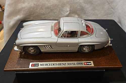 Burago Mercedes Benz 300SL 1954 1/24 Scale Gull Wing Diecast With Stand