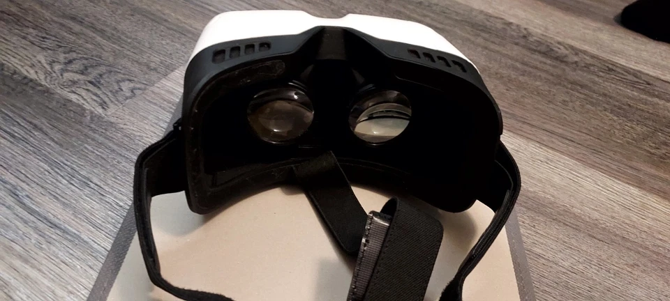 Auriculares de realidad virtual para teléfono inteligente ZEISS VR One Plus  Foto 2 de 2