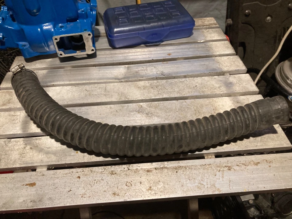 volvo 240 复古防碎散热器软管 — 第 2/4 张图片