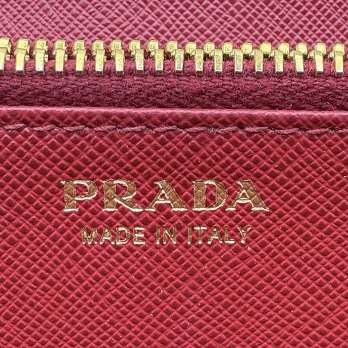 Portafoglio lungo PRADA logo pelle saffiano zip intorno rosso leggermente usato - Foto 7 di 11