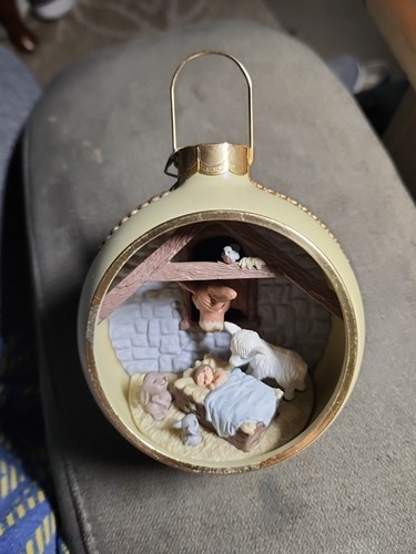 Adorno de sello vintage 1986 bebé Jesús pesebre escena iluminado con bombilla de Navidad - Imagen 1 de 10