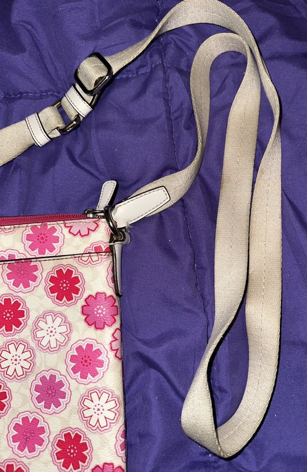 COACH Signature Swing purse, Flower Art Pattern, Crossbody Bag PINK. - Image 4 of 4