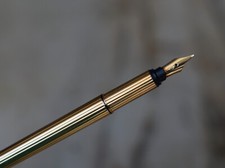 STYLO PLUME CARTIER TRINITY PL. OR FINITION GODRONS - PLUME EN OR MASSIF 18 CTS
