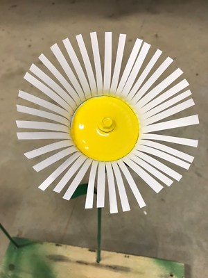 Recycled All metal Daisy flower home garden stake yard art lawn ornament 22''tall