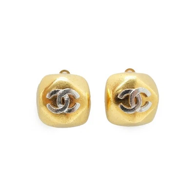 Boucles d'oreilles à clip Chanel en métal or et argent avec CC carré - Photo 1/4