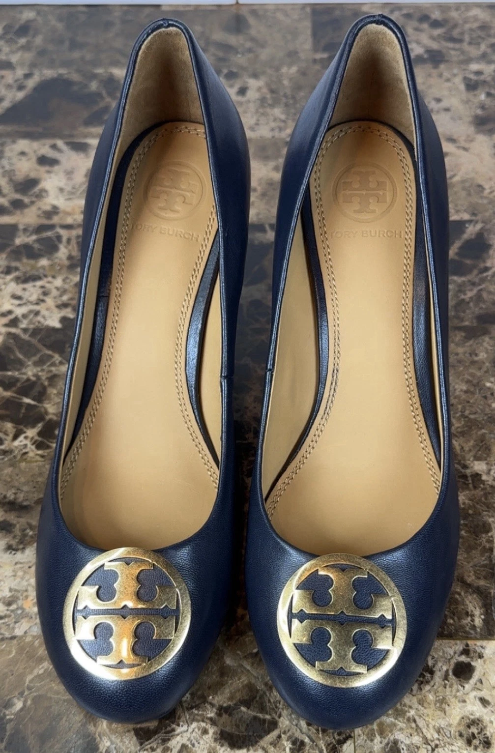 Tory Burch decolte con tacco a blocco in pelle blu navy logo T